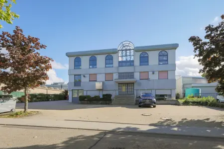 Straßenansicht der Immobilie: Attraktives Gewerbeobjekt mit vielseitigen Nutzungsmöglichkeiten! (Foto)