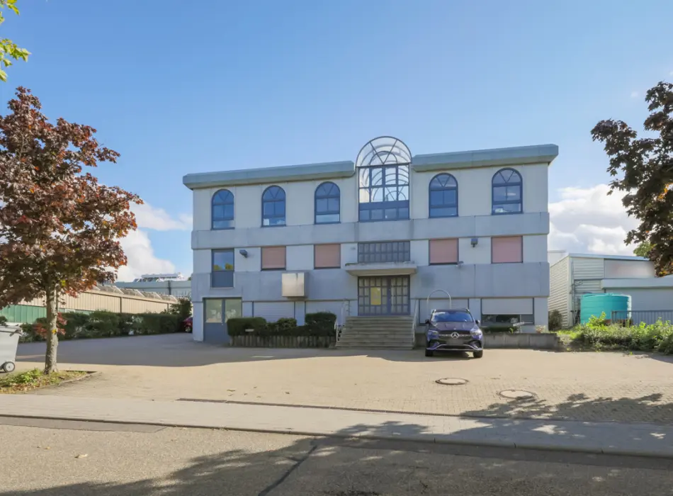 Straßenansicht der Immobilie: Attraktives Gewerbeobjekt mit vielseitigen Nutzungsmöglichkeiten! (Foto)