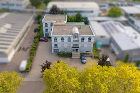 Drohnenaufnahme der Immobilie: Attraktives Gewerbeobjekt mit vielseitigen Nutzungsmöglichkeiten! (Titelbild)