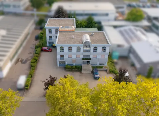 Drohnenaufnahme der Immobilie: Attraktives Gewerbeobjekt mit vielseitigen Nutzungsmöglichkeiten! (Titelbild)