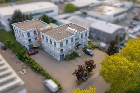 Gesamtansicht der Immobilie: Attraktives Gewerbeobjekt mit vielseitigen Nutzungsmöglichkeiten! (Foto)