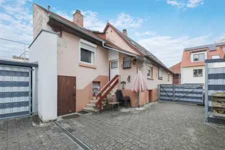 Ansicht Vorderhaus vom Innenhofder Immobilien: Privatsphäre & Potenzial – das Beste aus beiden Welten € 28.080,-- Miete p.a. (Foto)