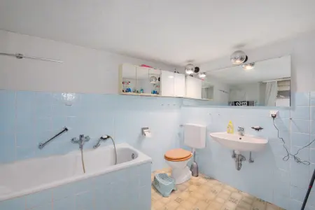 Badezimmer EG Vorderhausder Immobilien: Privatsphäre & Potenzial – das Beste aus beiden Welten € 28.080,-- Miete p.a. (Foto)