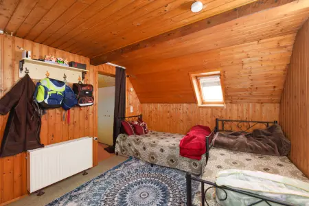 Zimmer DG Vorderhausder Immobilien: Privatsphäre & Potenzial – das Beste aus beiden Welten € 28.080,-- Miete p.a. (Foto)