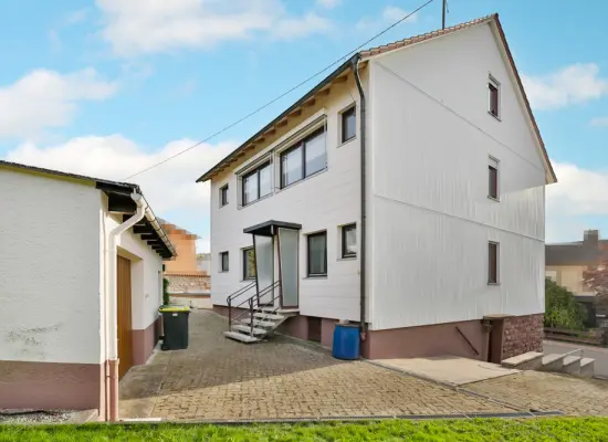 Rückseite mit Garagenbau der Immobilie: 2-Familienhaus mit großem Garten, 3 Garagen und Potenzial in ruhiger Lage! (Foto)