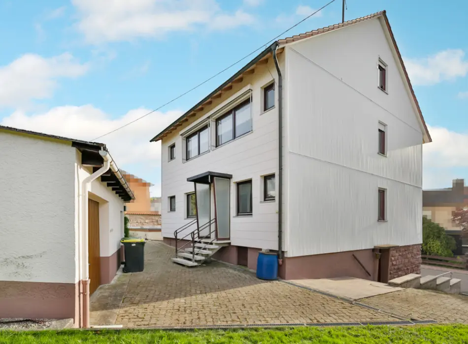Rückseite mit Garagenbau