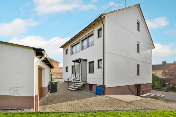 Rückseite mit Garagenbauder Immobilien: 2-Familienhaus mit großem Garten, 3 Garagen und Potenzial in ruhiger Lage! (Foto)