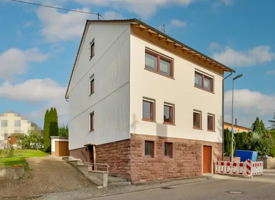 Straßenseite der Immobilie: 2-Familienhaus mit großem Garten, 3 Garagen und Potenzial in ruhiger Lage! (Foto)