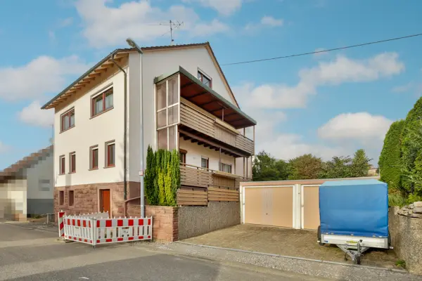 Doppelgarageder Immobilien: 2-Familienhaus mit großem Garten, 3 Garagen und Potenzial in ruhiger Lage! (Titelbild)