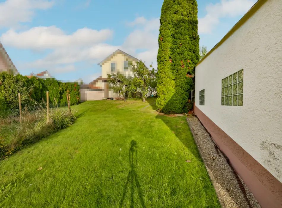 seitlicher Garten der Immobilie: 2-Familienhaus mit großem Garten, 3 Garagen und Potenzial in ruhiger Lage! (Foto)