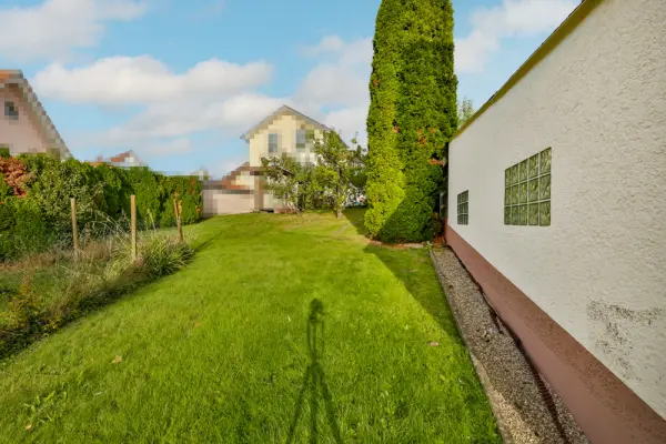 seitlicher Gartender Immobilien: 2-Familienhaus mit großem Garten, 3 Garagen und Potenzial in ruhiger Lage! (Foto)
