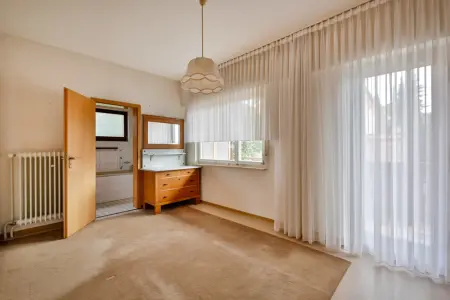 Schlafzimmer im EG der Immobilie: 2-Familienhaus mit großem Garten, 3 Garagen und Potenzial in ruhiger Lage! (Foto)