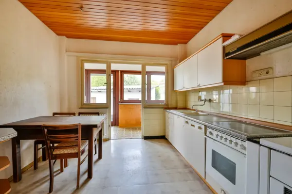 Küche EGder Immobilien: 2-Familienhaus mit großem Garten, 3 Garagen und Potenzial in ruhiger Lage! (Foto)