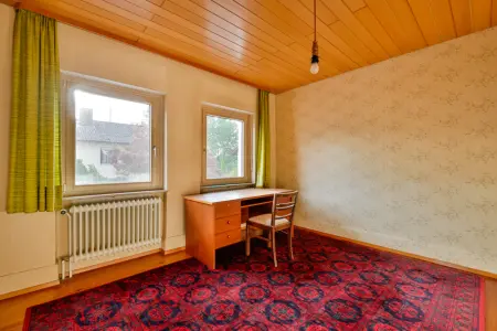 Zimmer im EG der Immobilie: 2-Familienhaus mit großem Garten, 3 Garagen und Potenzial in ruhiger Lage! (Foto)