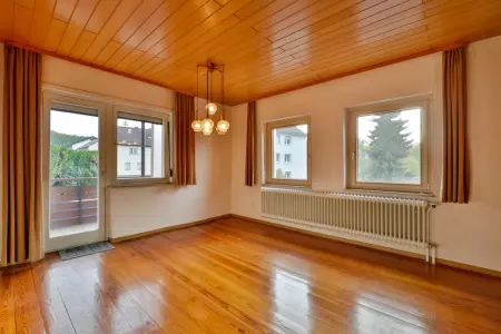 Wohnen im EG der Immobilie: 2-Familienhaus mit großem Garten, 3 Garagen und Potenzial in ruhiger Lage! (Foto)