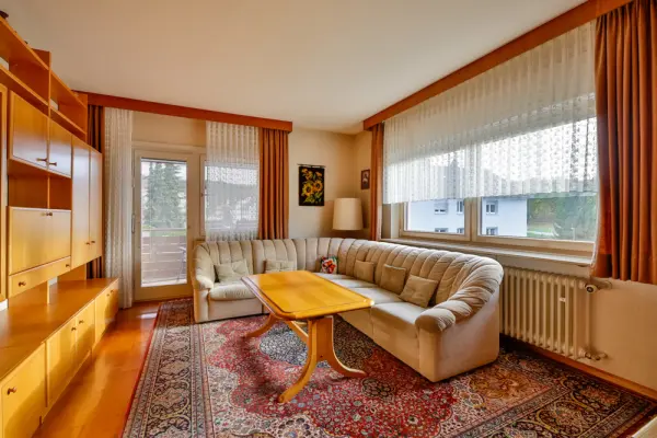 Wohnen der Immobilien: 2-Familienhaus mit großem Garten, 3 Garagen und Potenzial in ruhiger Lage! (Foto)