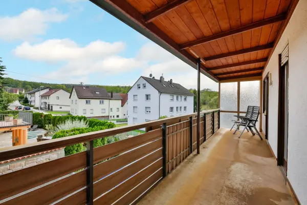 Balkon OGder Immobilien: 2-Familienhaus mit großem Garten, 3 Garagen und Potenzial in ruhiger Lage! (Foto)