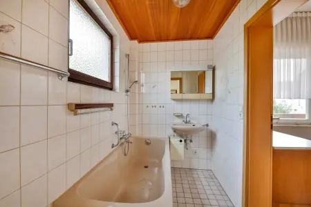 Badezimmer im EG der Immobilie: 2-Familienhaus mit großem Garten, 3 Garagen und Potenzial in ruhiger Lage! (Foto)