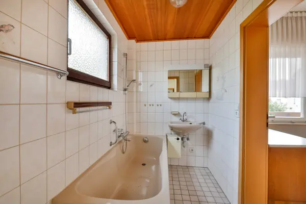 Badezimmer im EGder Immobilien: 2-Familienhaus mit großem Garten, 3 Garagen und Potenzial in ruhiger Lage! (Foto)
