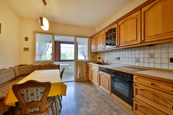 Küche im OGder Immobilien: 2-Familienhaus mit großem Garten, 3 Garagen und Potenzial in ruhiger Lage! (Foto)