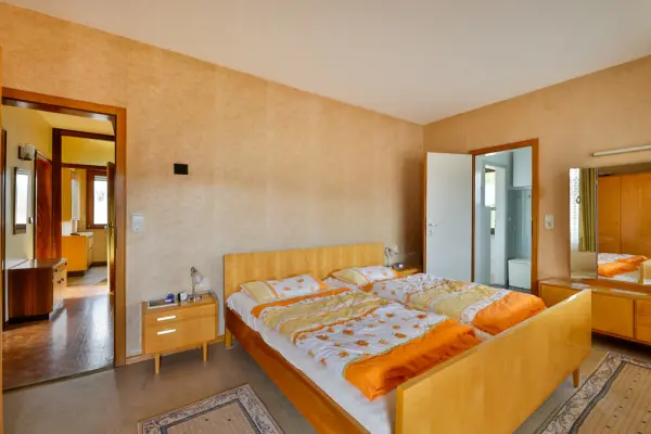 Schlafzimmer OGder Immobilien: 2-Familienhaus mit großem Garten, 3 Garagen und Potenzial in ruhiger Lage! (Foto)