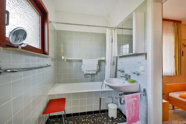 Badezimmer im OGder Immobilien: 2-Familienhaus mit großem Garten, 3 Garagen und Potenzial in ruhiger Lage! (Foto)