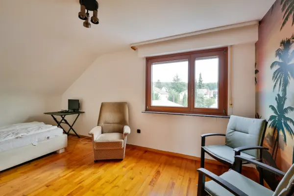 Zimmer im DGder Immobilien: 2-Familienhaus mit großem Garten, 3 Garagen und Potenzial in ruhiger Lage! (Foto)