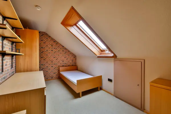 Zimmer im DGder Immobilien: 2-Familienhaus mit großem Garten, 3 Garagen und Potenzial in ruhiger Lage! (Foto)