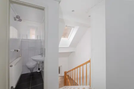 Separates WC und Treppenhaus DG der Immobilie: Der Traum vom Eigenheim! (Foto)