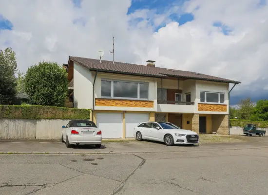 Straßenansichtder Immobilien: Vielseitiges Anwesen im Gewerbegebiet in Remchingen-Nöttingen (Foto)