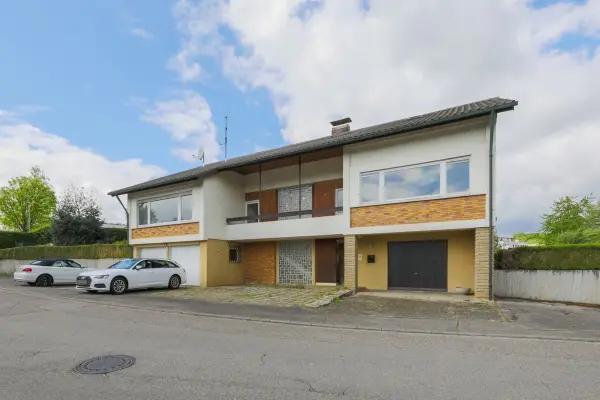 Straßenansicht der Immobilie: Vielseitiges Anwesen im Gewerbegebiet in Remchingen-Nöttingen (Titelbild)