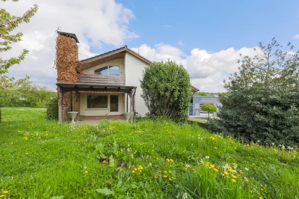 Rückansicht und Garten der Immobilie: Vielseitiges Anwesen im Gewerbegebiet in Remchingen-Nöttingen (Foto)