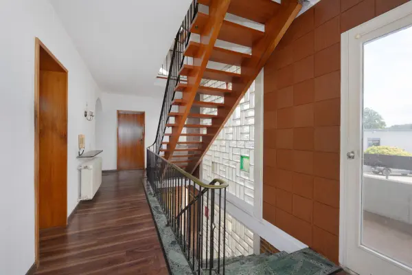 Treppenhaus EG der Immobilie: Vielseitiges Anwesen im Gewerbegebiet in Remchingen-Nöttingen (Foto)