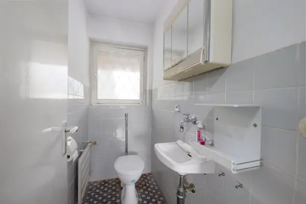 Separates WC EG der Immobilie: Vielseitiges Anwesen im Gewerbegebiet in Remchingen-Nöttingen (Foto)