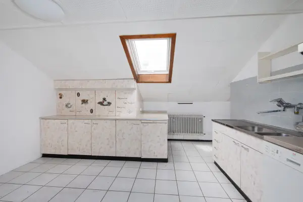 Küche DG der Immobilie: Vielseitiges Anwesen im Gewerbegebiet in Remchingen-Nöttingen (Foto)