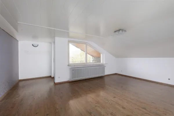 Zimmer DG der Immobilie: Vielseitiges Anwesen im Gewerbegebiet in Remchingen-Nöttingen (Foto)