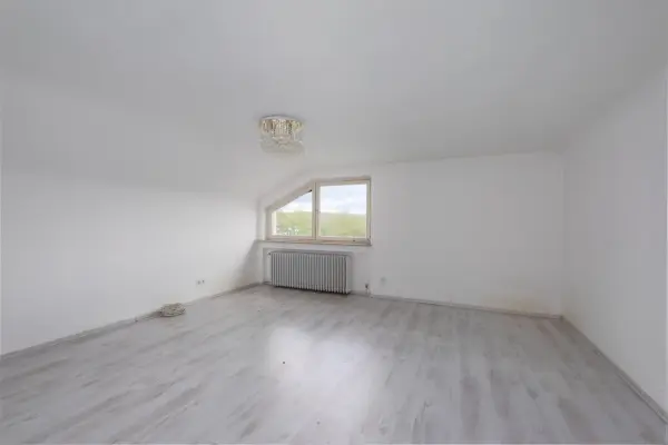 Zimmer DG der Immobilie: Vielseitiges Anwesen im Gewerbegebiet in Remchingen-Nöttingen (Foto)