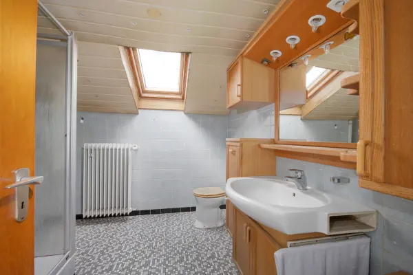 Badezimmer DG der Immobilie: Vielseitiges Anwesen im Gewerbegebiet in Remchingen-Nöttingen (Foto)