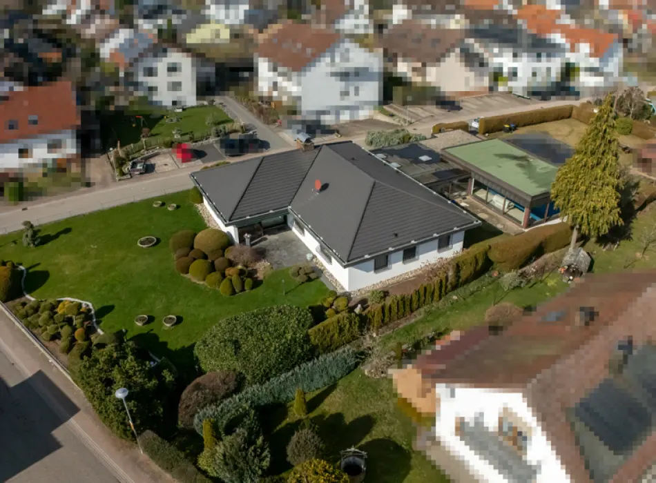 Exclusives Wohnhaus mit Schwimmbad der Immobilien: Großzügiger Bungalow in Bestlage! (Titelbild)
