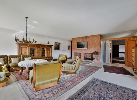 Wohnzimmer mit Kamin der Immobilien: Großzügiger Bungalow in Bestlage! (Foto)