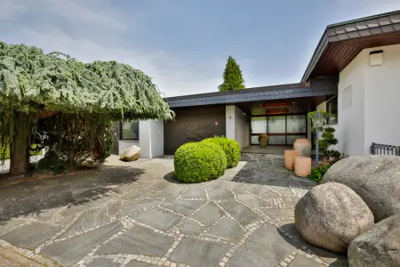 Eingangsbereich der Immobilien: Großzügiger Bungalow in Bestlage! (Foto)