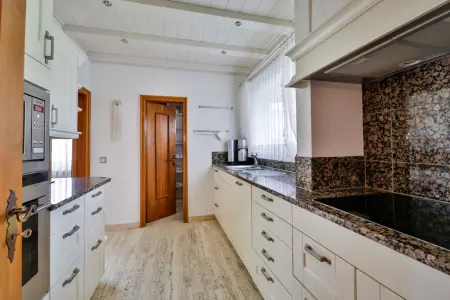 Küche mit Speisekammer der Immobilien: Großzügiger Bungalow in Bestlage! (Foto)