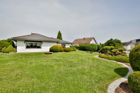 Viel Grün der Immobilien: Großzügiger Bungalow in Bestlage! (Foto)