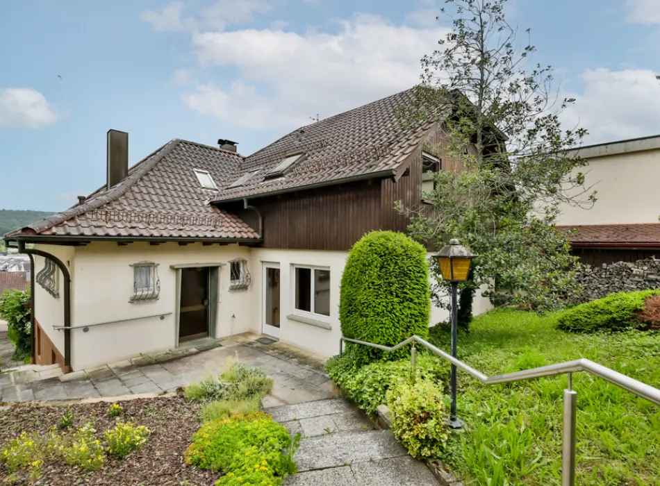 Eingangsbereich der Immobilien: Wohnhaus in Bestlage! (Titelbild)