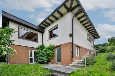 Rückansicht  der Immobilie: Wohnhaus in Bestlage! (Foto)