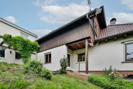 Ansicht seitlich der Immobilien: Wohnhaus in Bestlage! (Foto)