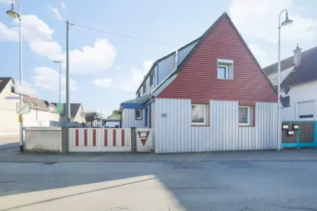 Straßenansichtder Immobilien: Charmantes Einfamilienhaus mit großer Scheune und vielseitigem Nutzungspotenzial (Foto)