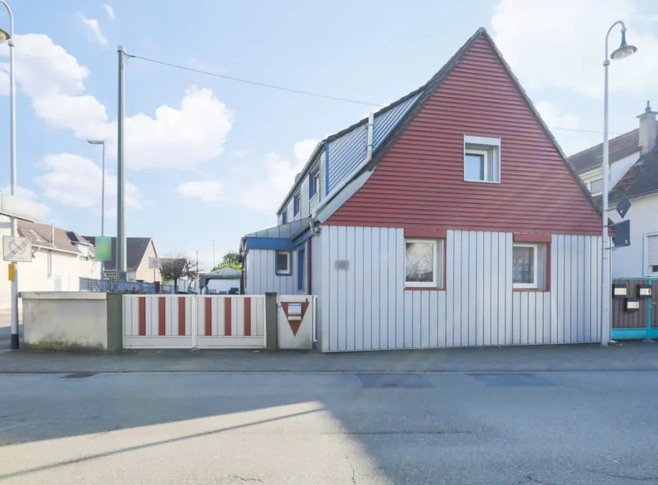 Straßenansicht der Immobilie: Charmantes Einfamilienhaus mit großer Scheune und vielseitigem Nutzungspotenzial (Foto)