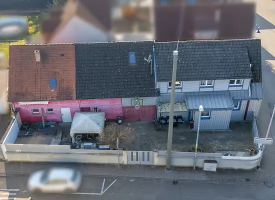 Luftansicht der Immobilie: Charmantes Einfamilienhaus mit großer Scheune und vielseitigem Nutzungspotenzial (Foto)