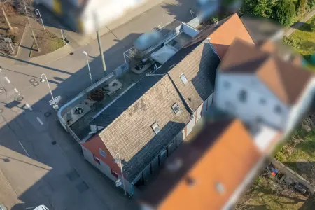 Luftansichtder Immobilien: Charmantes Einfamilienhaus mit großer Scheune und vielseitigem Nutzungspotenzial (Foto)